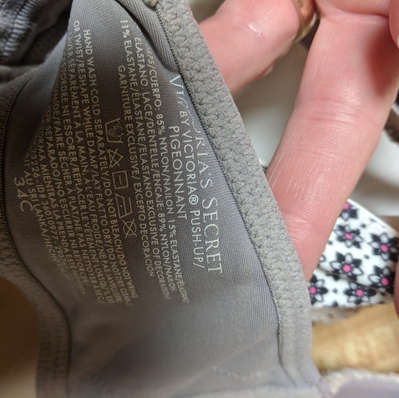 4 Victoria Secret bras. - Picture 2 of 7